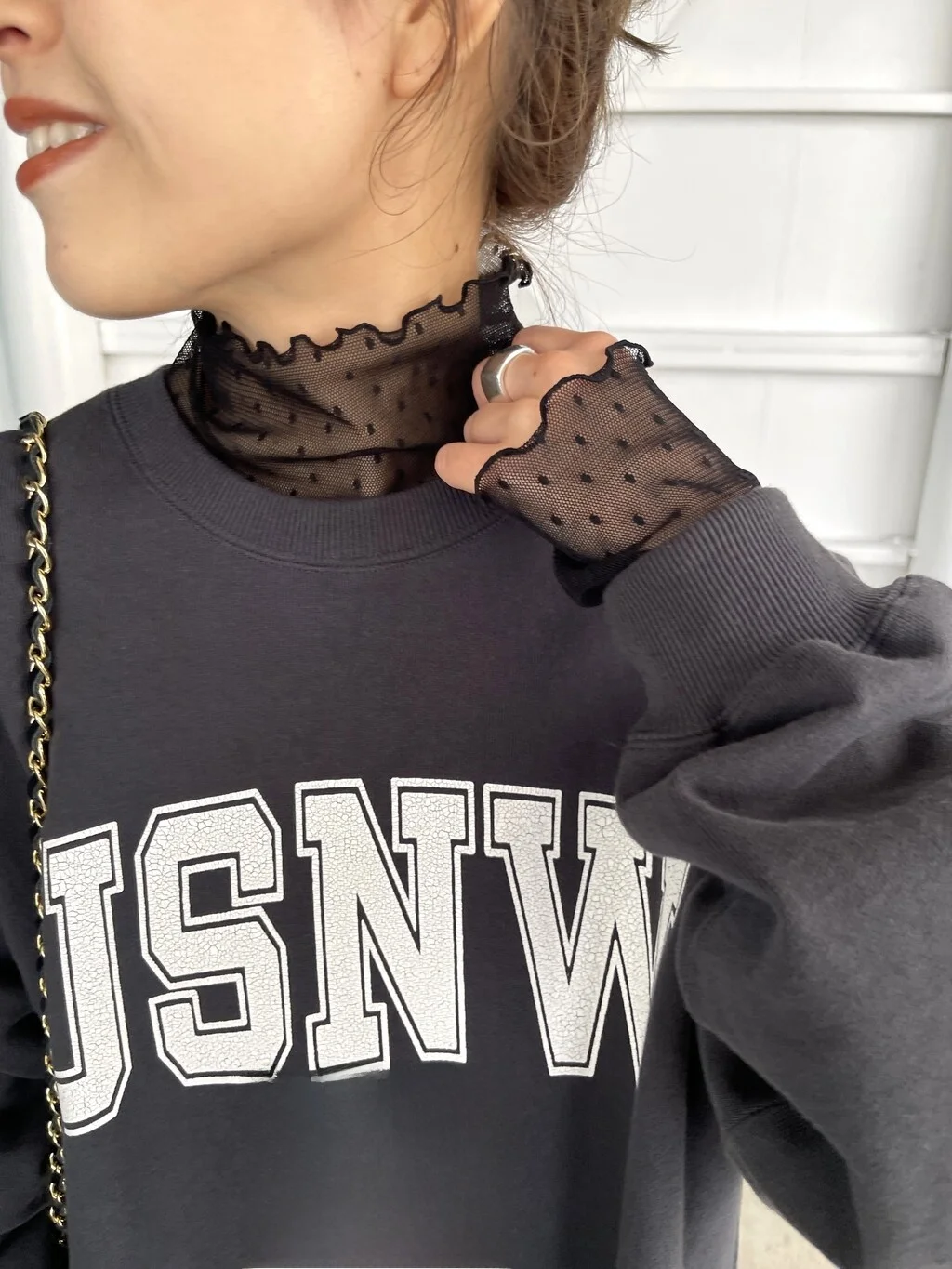 レース刺繍のハイネック長袖インナー：見えてもいいインナーの透けにくい色選び方