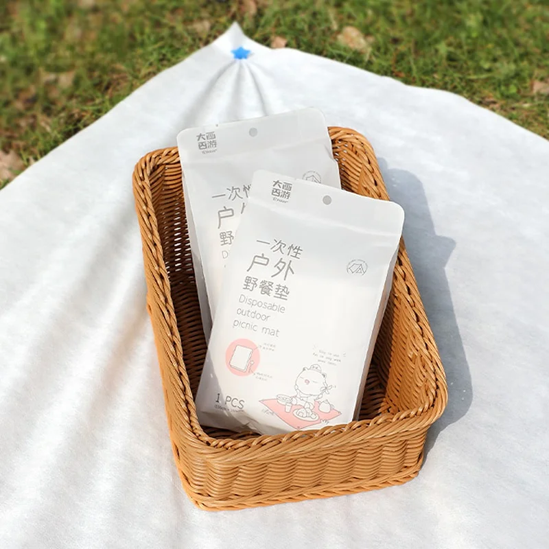 家でも使えるアウトドア用品はどれがおすすめ？使い捨てピクニックマットで解決するリアルな悩み