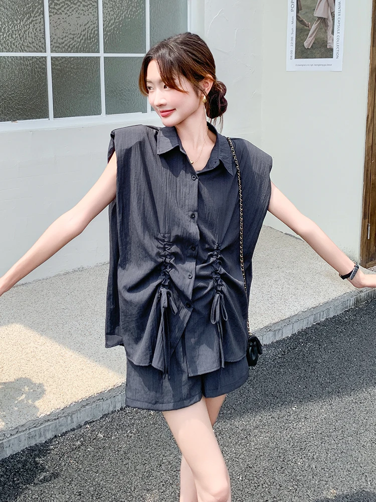 夏用レディースグレーシャツとショートパンツのコーデ：デザイン性とカ ジュアルスタイルの実用性