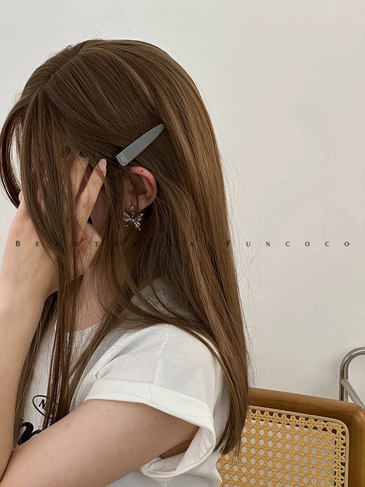 ラメシルバーのメタルヘアクリップ：前髪斜め分けとセットなしスタイルに最適な高級感を実現