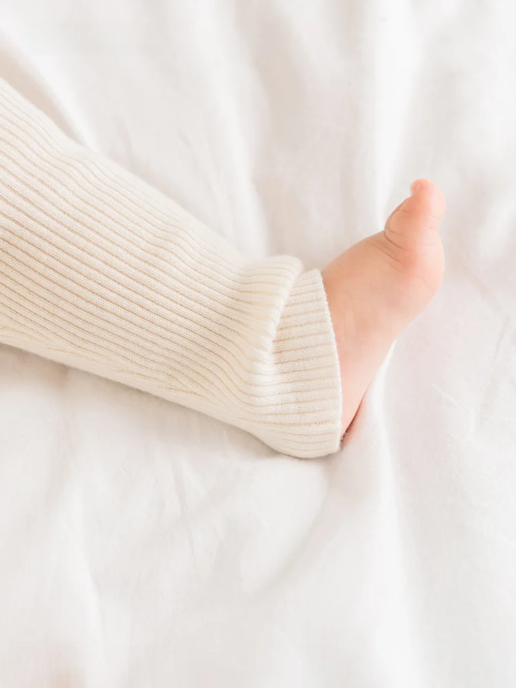新生児3週目にぴったりのベビー服は？ウールの柔らかさが心を癒すロングパンツの選び方