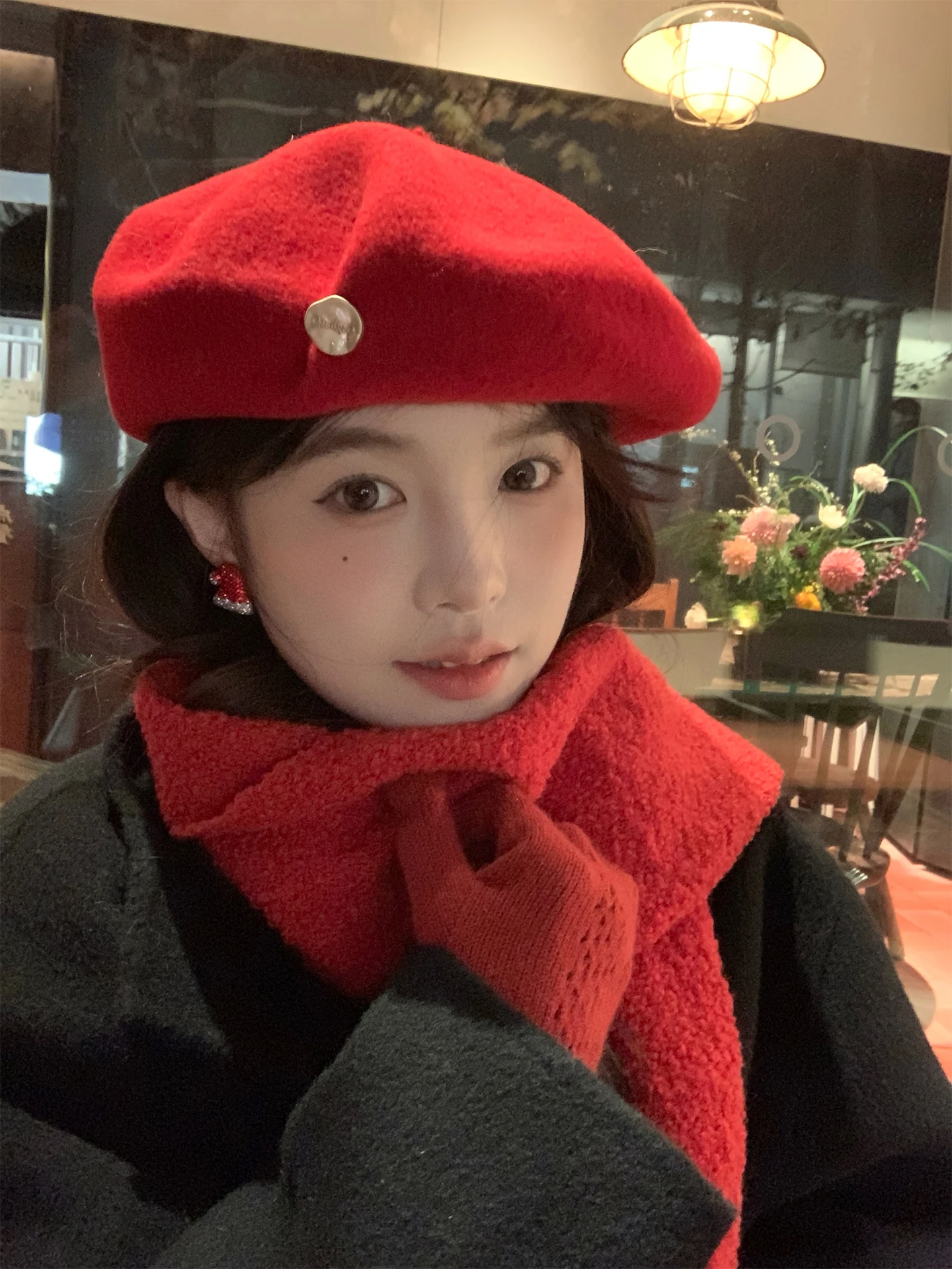 高級感ある赤いベレー帽：女性向け秋冬小顔効果の実用性とデザイン分析