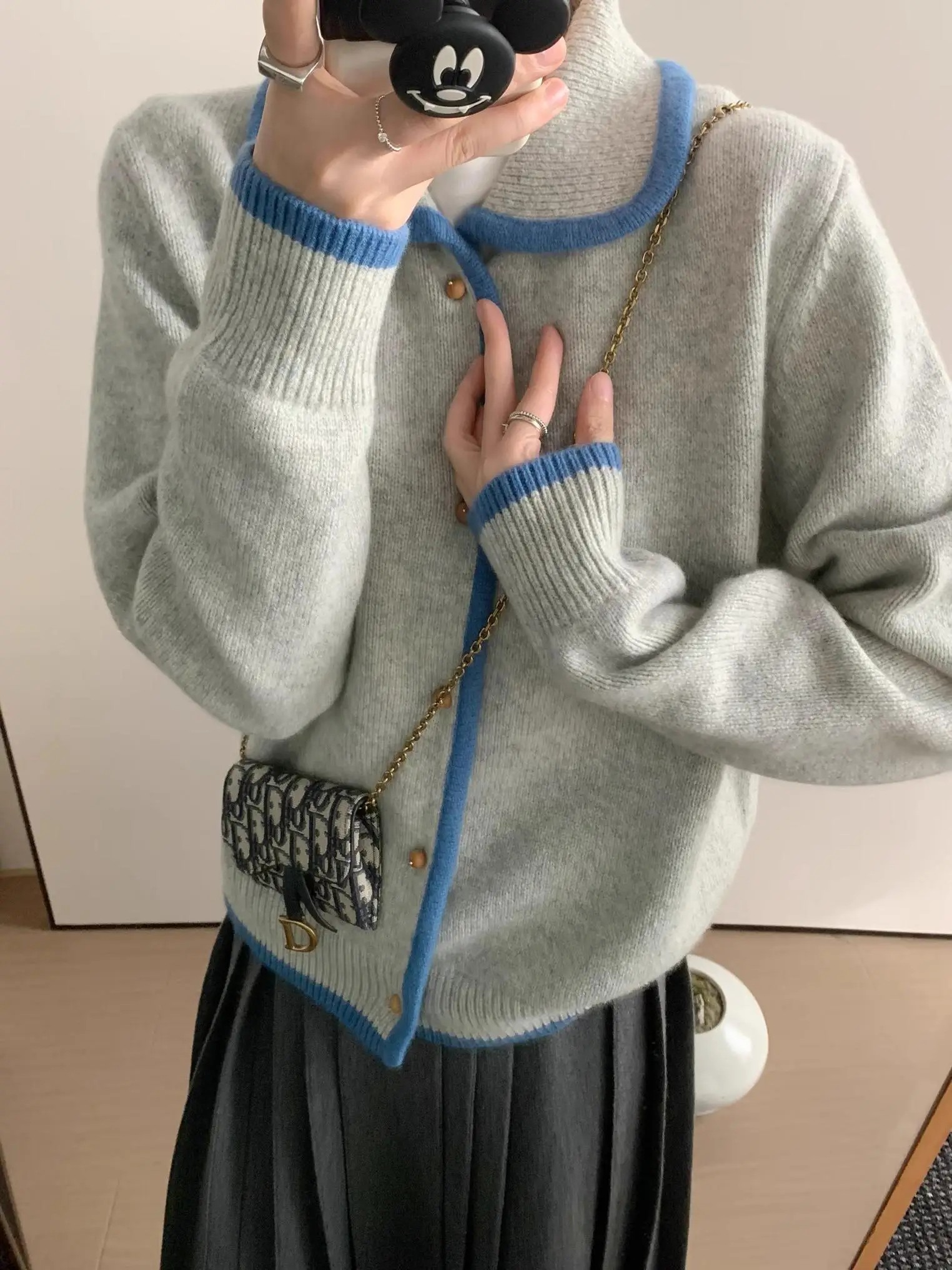 グレーのカーディガンに合う色 メンズ おすすめの選定基準と実際のコーディネート