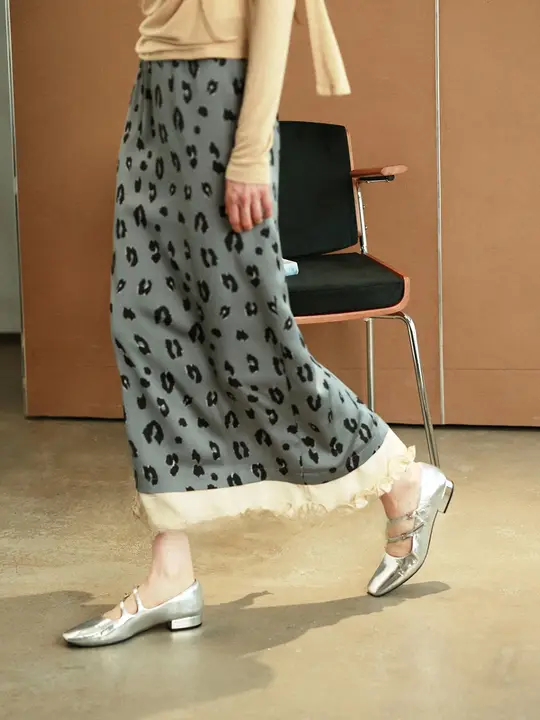 グレーのヒョウ柄フリル付きストレートスカート【ウエストゴム・デザイン性あり】（セットアップ対応）