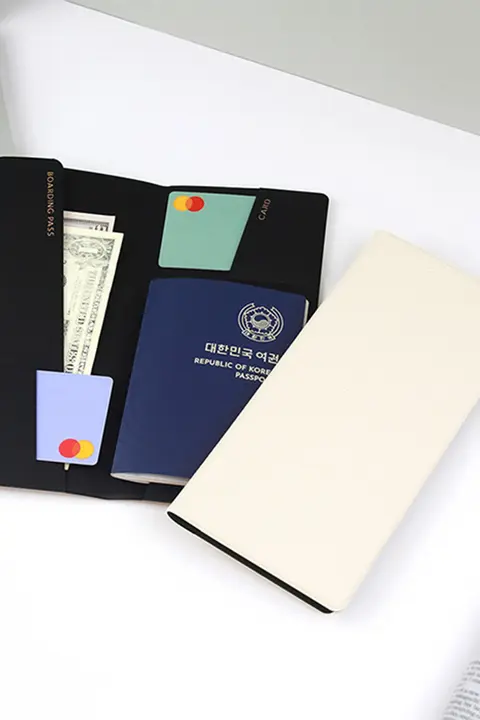 シンプルなレザーの長財布【パスポートケース・旅行用・カード収納・小銭入れ付き】