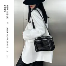 ロックスタイルのスタッズ付きクッションバッグ【牛革・ショルダー・斜め掛け】