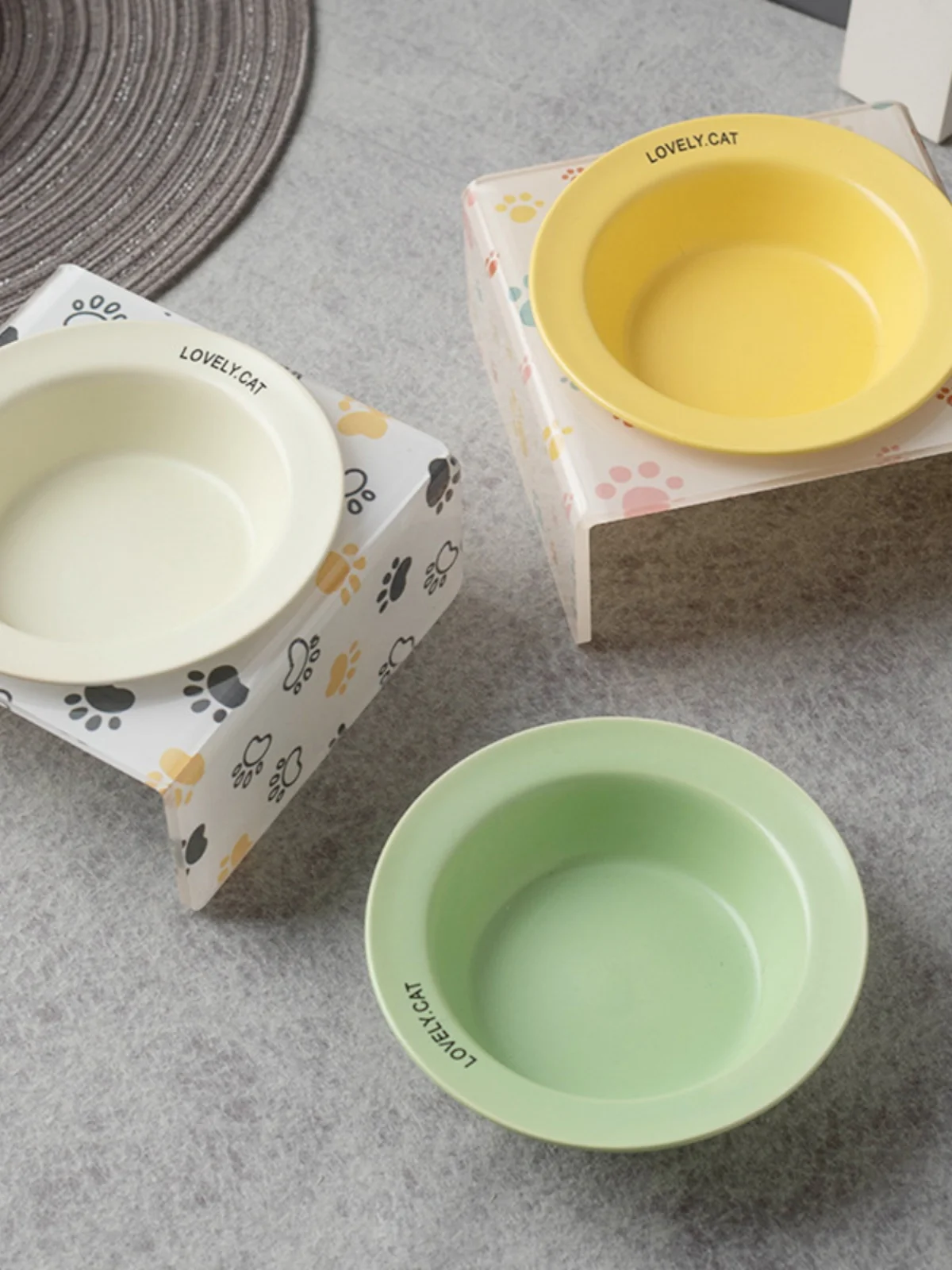 陶器製の猫用食器：アクリルス タンド付きカートゥーンデザインの実用性と使い勝手