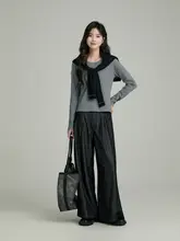 シンプルな白のVネック短袖Tシャツ【女性用・スリムフィット・ユニークデザイン】