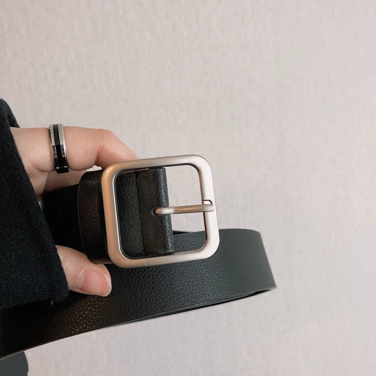 ベルトの部品名を覚えたい！シンプルなスクエアバックルが、どんなシーンで活躍するのかを解説