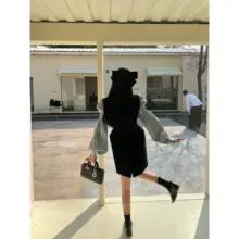 ヴィンテージ風デザインの立体カットベルト付きサテンフレアワンピース