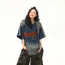 アメリカンカレッジスタイルのVネックウォッシュデニム半袖Tシャツ【レトロデザイン・夏用】