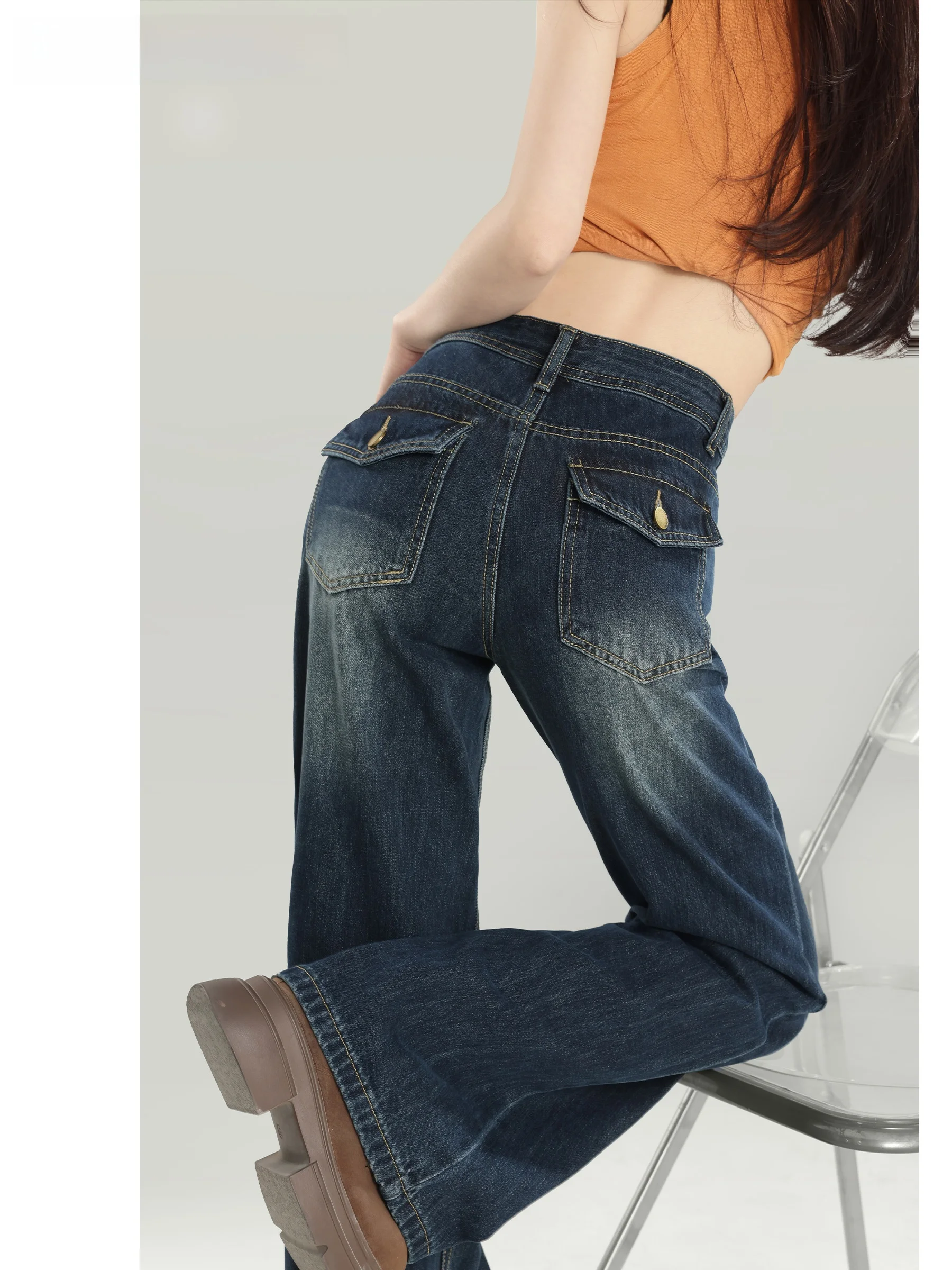 深い青色のフレアデニムパンツ：ローウエスト・アメリカンビンテージスタイルの実用性とフィット感