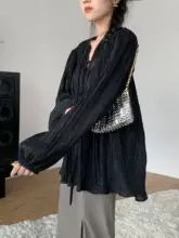 ロマンティックなデザインのランタンスリーブVネックシャツ【フラワープリント・ドローストリング付き】