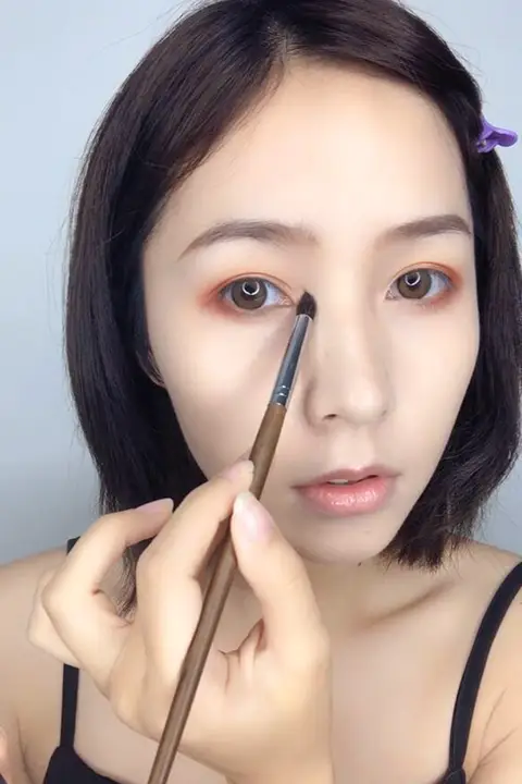 細部に最適な尖り形アイシャドウブラシ【液体用・ハイライト＆シェーディング対応・小型】
