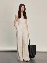 デザイン性の高いリネン素材の女性用トップスとワイドパンツ（セットアップ対応）