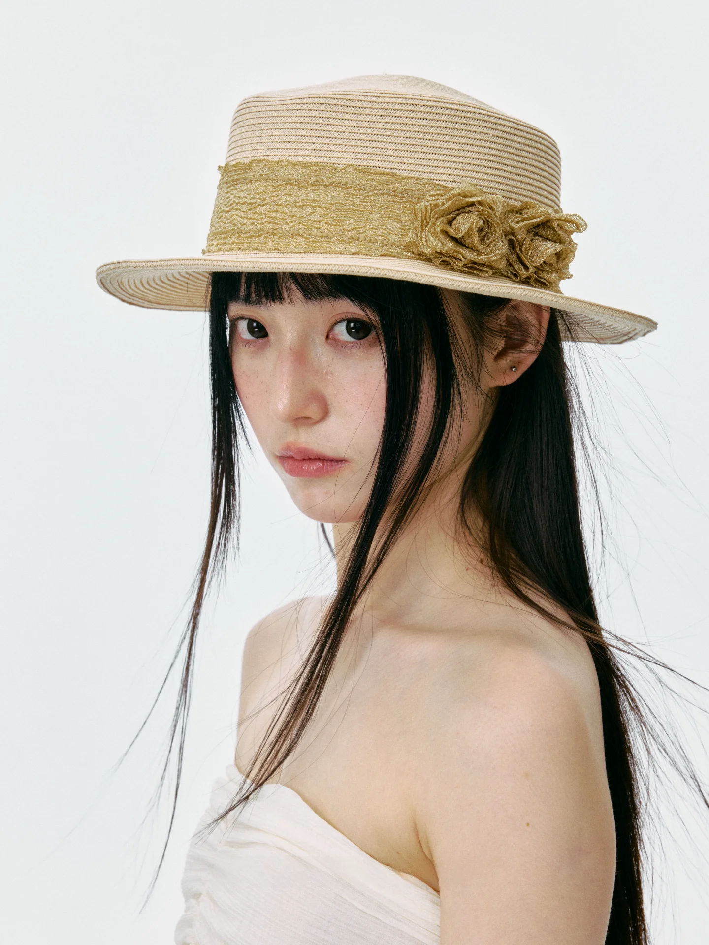 優雅な花デザインの平たい帽子：アウトドアで快適な日焼け対策を実現