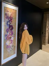 華やかなオレンジ色のVネックニットカーディガン【デザイン性のある透かし編み・中長丈・スタイル】