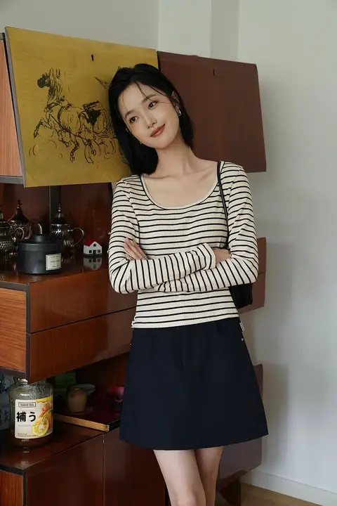 ストライプ模様のコットンTシャツ【女性用・ラウンドネック・ロングスリーブ・細身デザイン・秋季用】