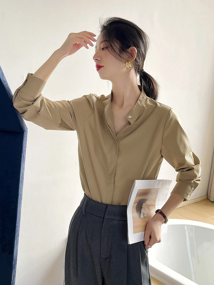 大人上品ブラウスは、本当に「立襟」を選ぶべきなのか？