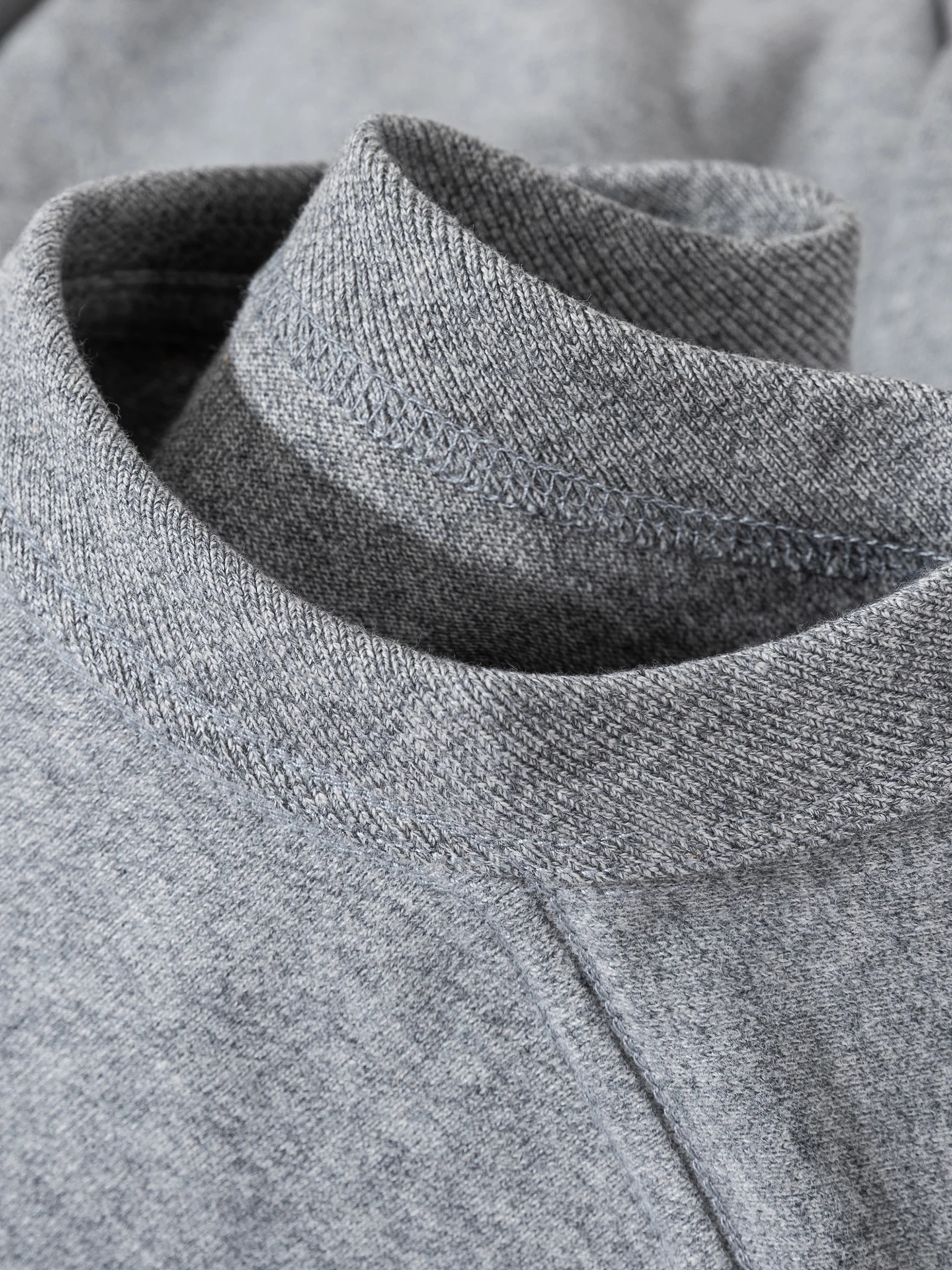 毛羽立ちが気になるtシャツの修理は可能？この1点で解決できる「長袖コットンTシャツ」の真実