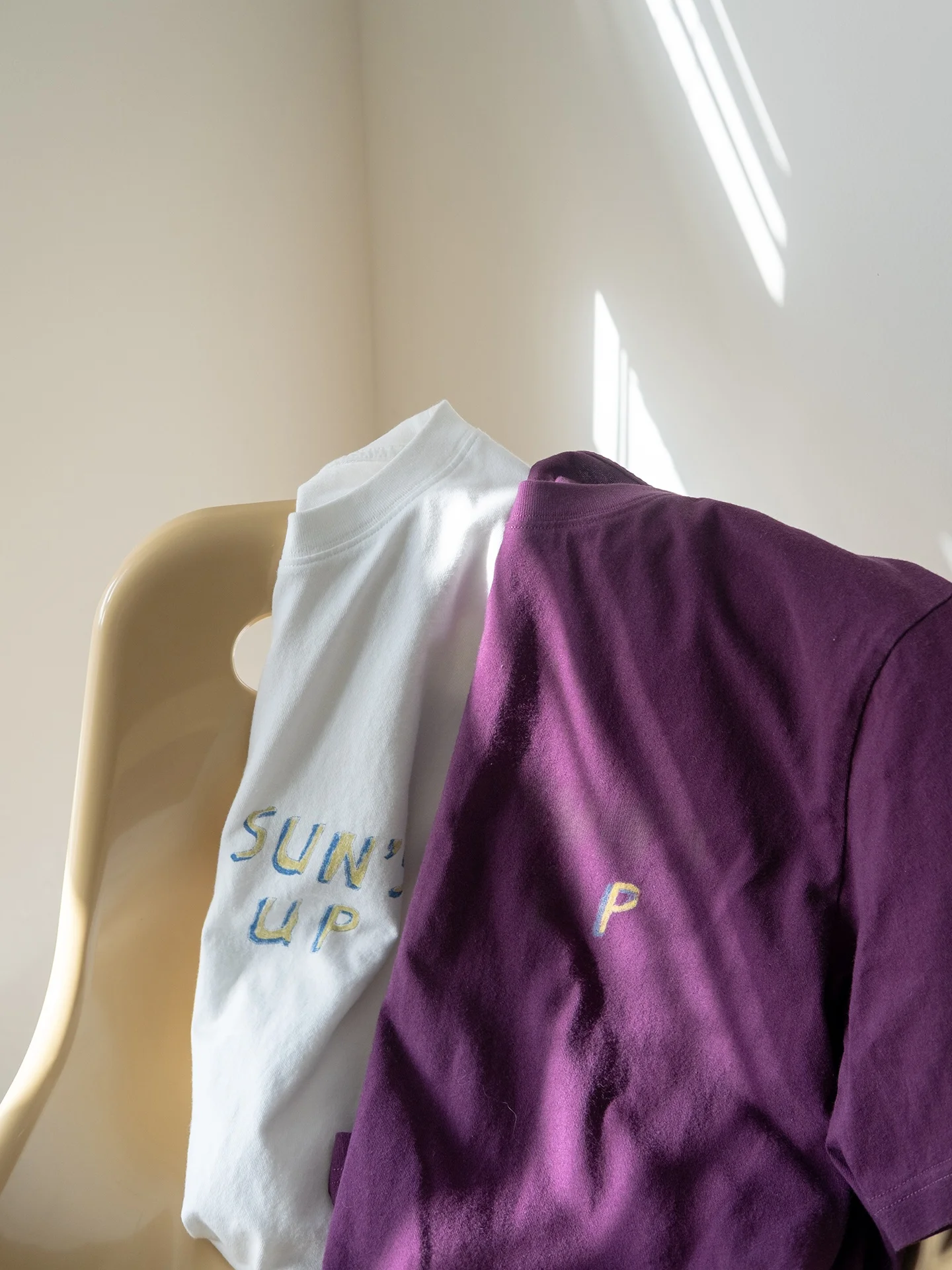 オフィスカジュアルのTシャツはどう選ぶ？デザインから価格まで徹底解説