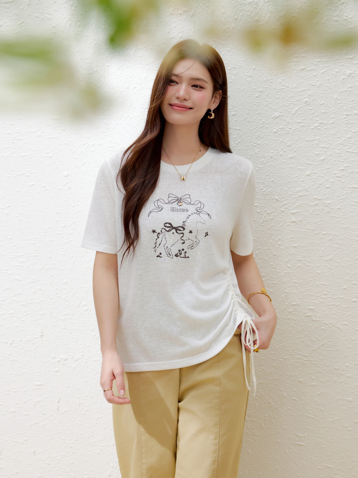 抽绳デザインTシャツをズボンに入れる際の着こなしと選び方