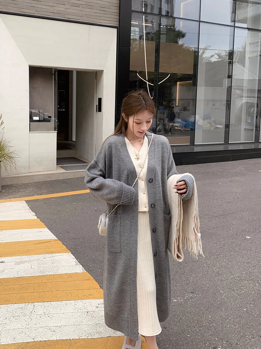 高級ウールロングカーディガン：通勤風のシンプルデザインが実用性を実現