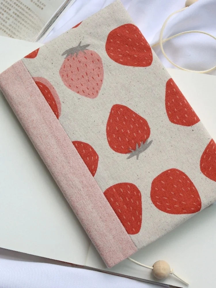 bullet journal にぴったりのノートカバーは？少女心を刺激するいちご柄の布製ブックカバーがおすすめ
