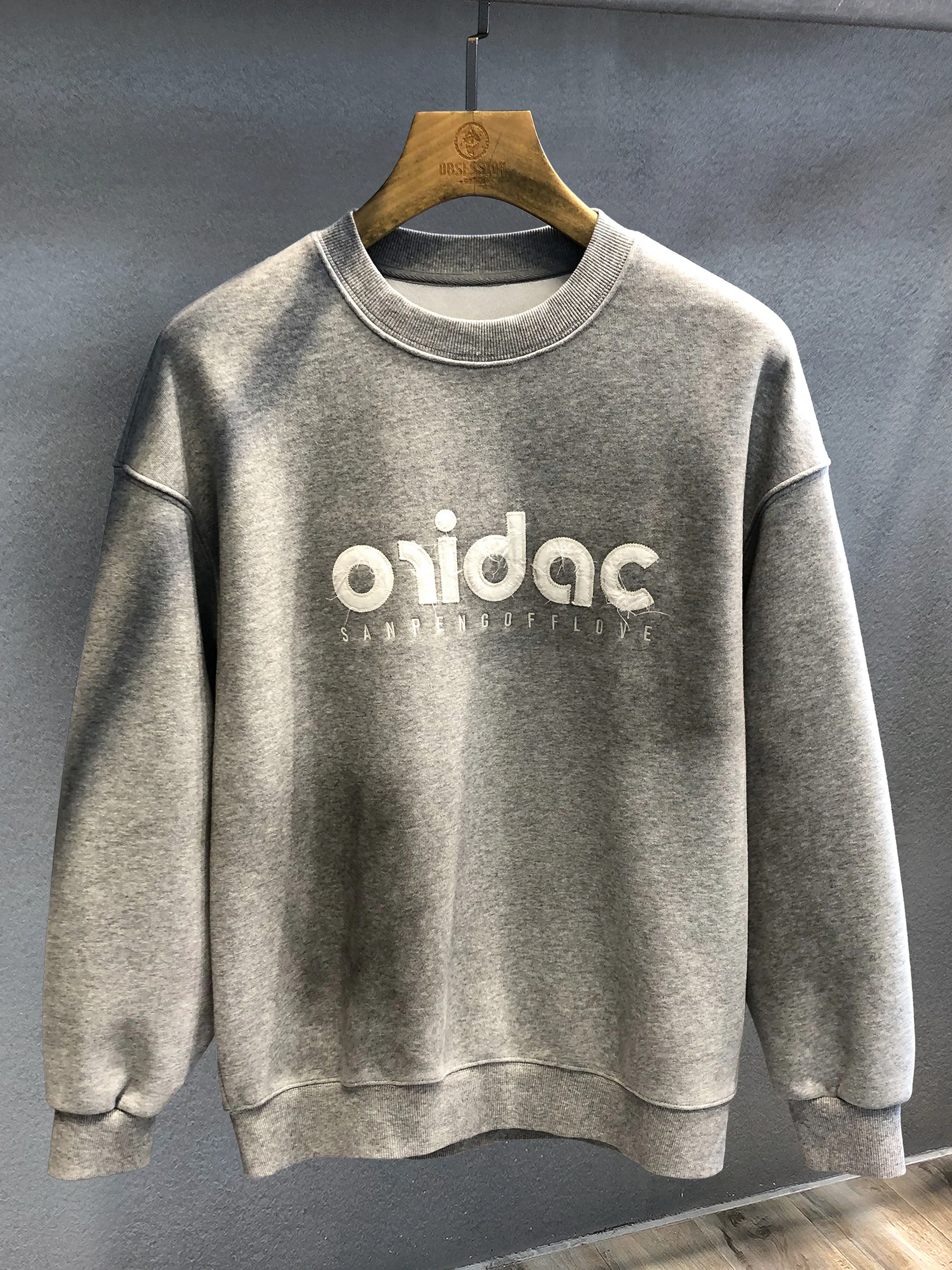 刺繍入り厚手スウェットシャツ：アメリカンスタイルの保温性と快適フィット感を実証
