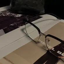 ファッショナブルなブルーライトカット眼鏡【ユニセックス・軽量・シンプルデザイン】