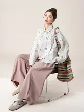 アートプリントのホワイトシャツ【ゆったりデザイン・春にぴったり】