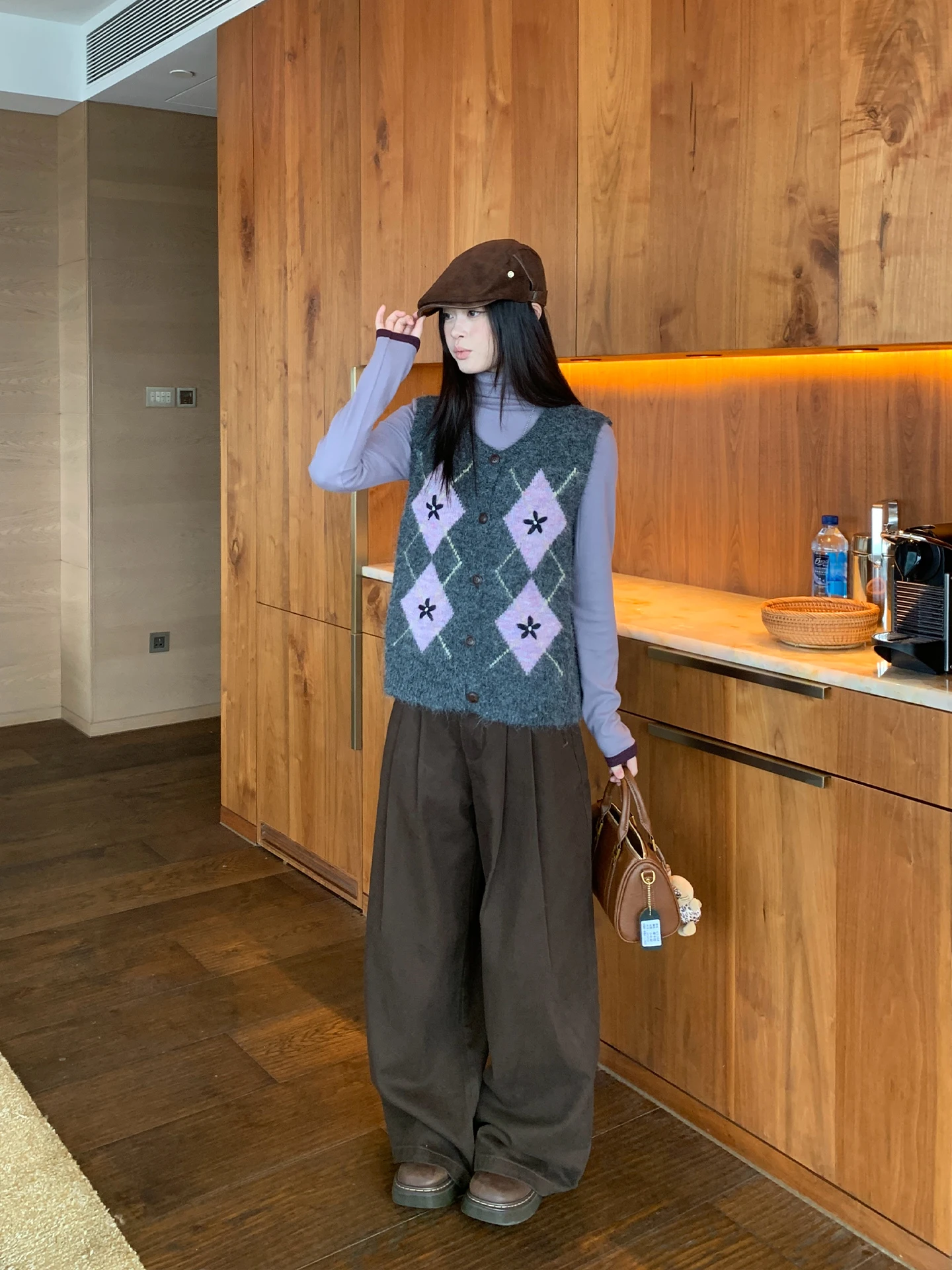 レトロカラーブラウンのタック入りパンツ：ハイウエスト・ゆったりスタイルの実用性と着用シーン