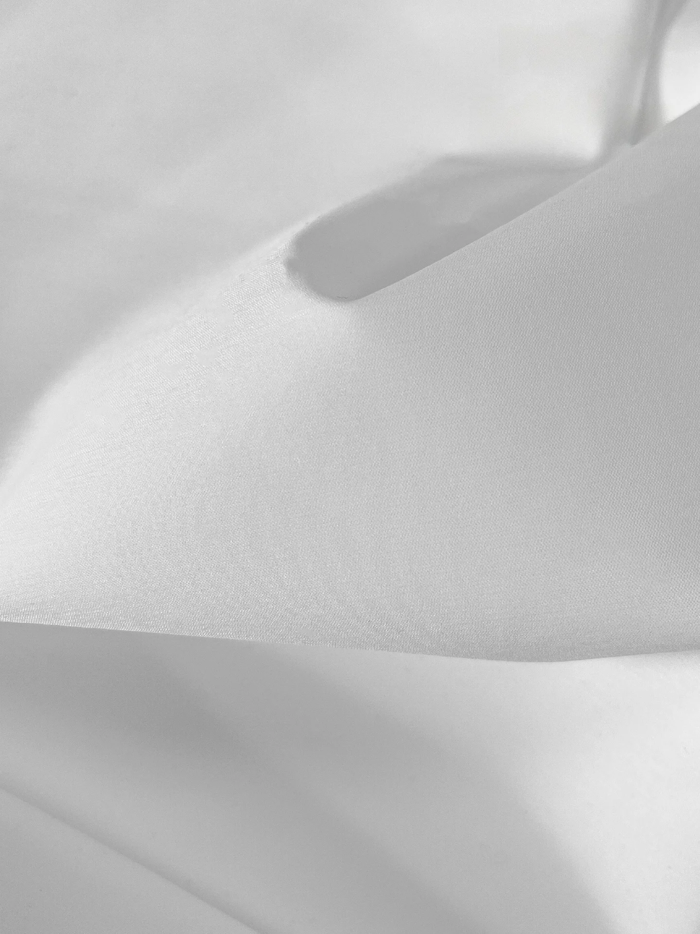 ecruとは？その色の本質と、日常にどう取り入れるか