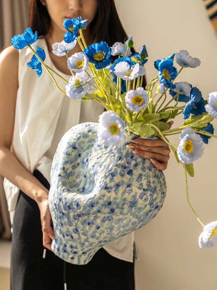 青い花瓶を選ぶべきか？自然な暮らしに溶け込む、手作り陶器の花瓶がもたらす心の癒しとは