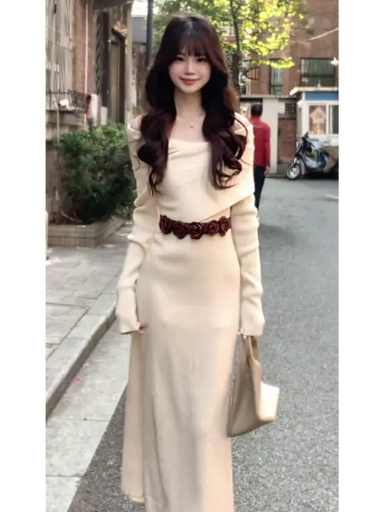 デザイン性のあるオフショルダーニットワンピース【女性用・柔らかい雰囲気・エレガント】
