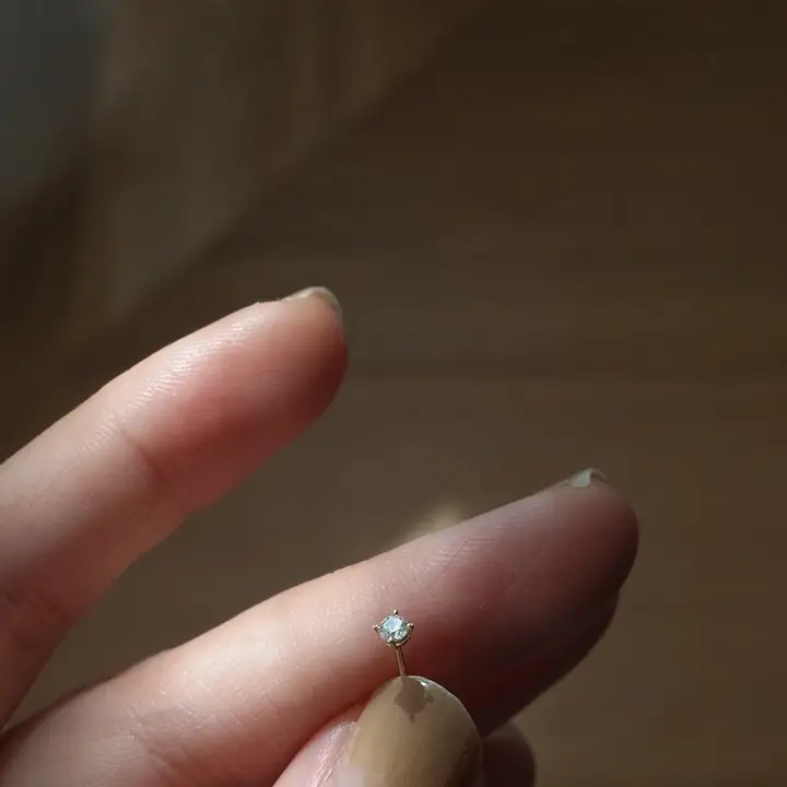 純金の輝き！ミニダイヤモンドK金ピアス【四爪デザイン・シンプル・ゴールド】