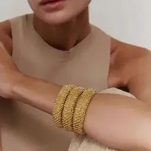 スペインデザインの金メッキ開口式ブレスレット【溶岩のようなビーズテクスチャー・女性用】