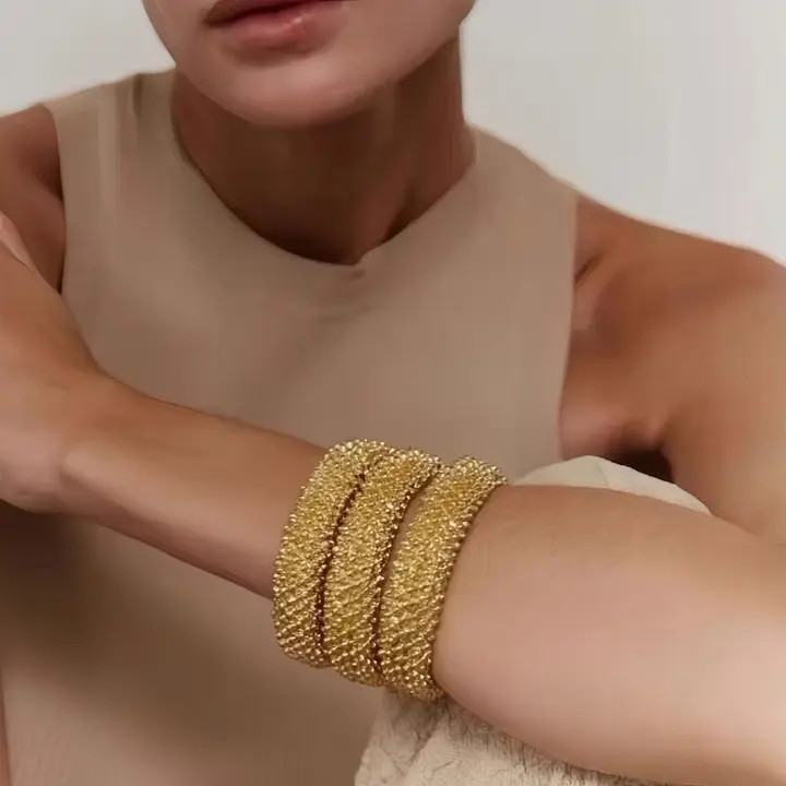 スペインデザインの金メッキ開口式ブレスレット【溶岩のようなビーズテクスチャー・女性用】