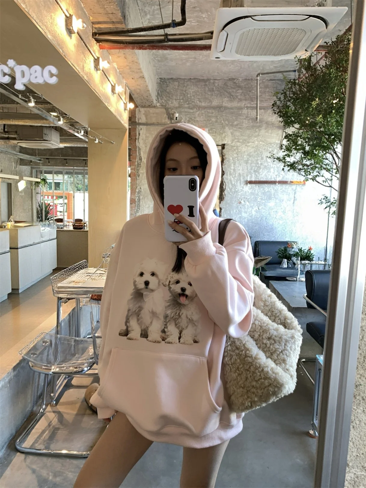 犬プリントのフード付きパーカー：秋冬に最適なルーズフィットデザインの実用性解析