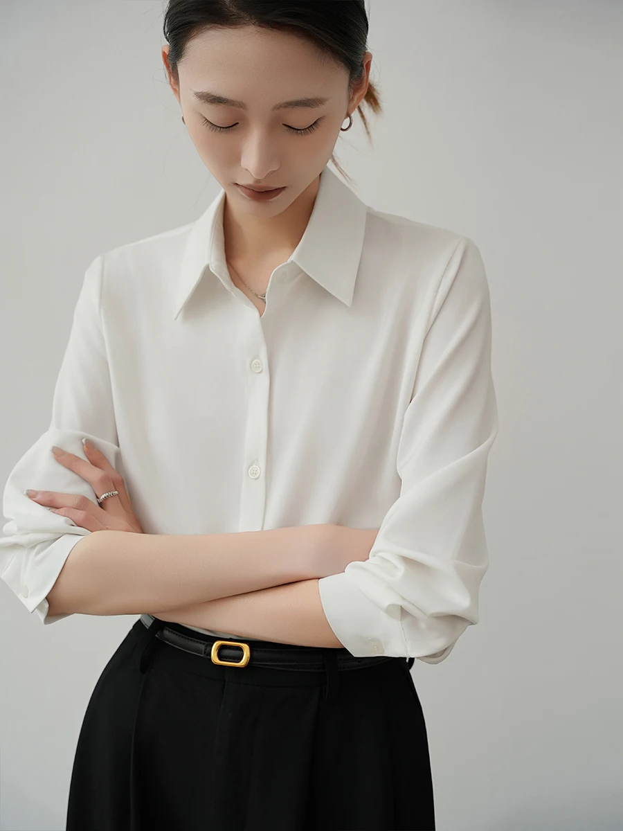 サテン素材の白いシャツ：ビジネス通勤と面接対応に最適な女性用長袖シャツ