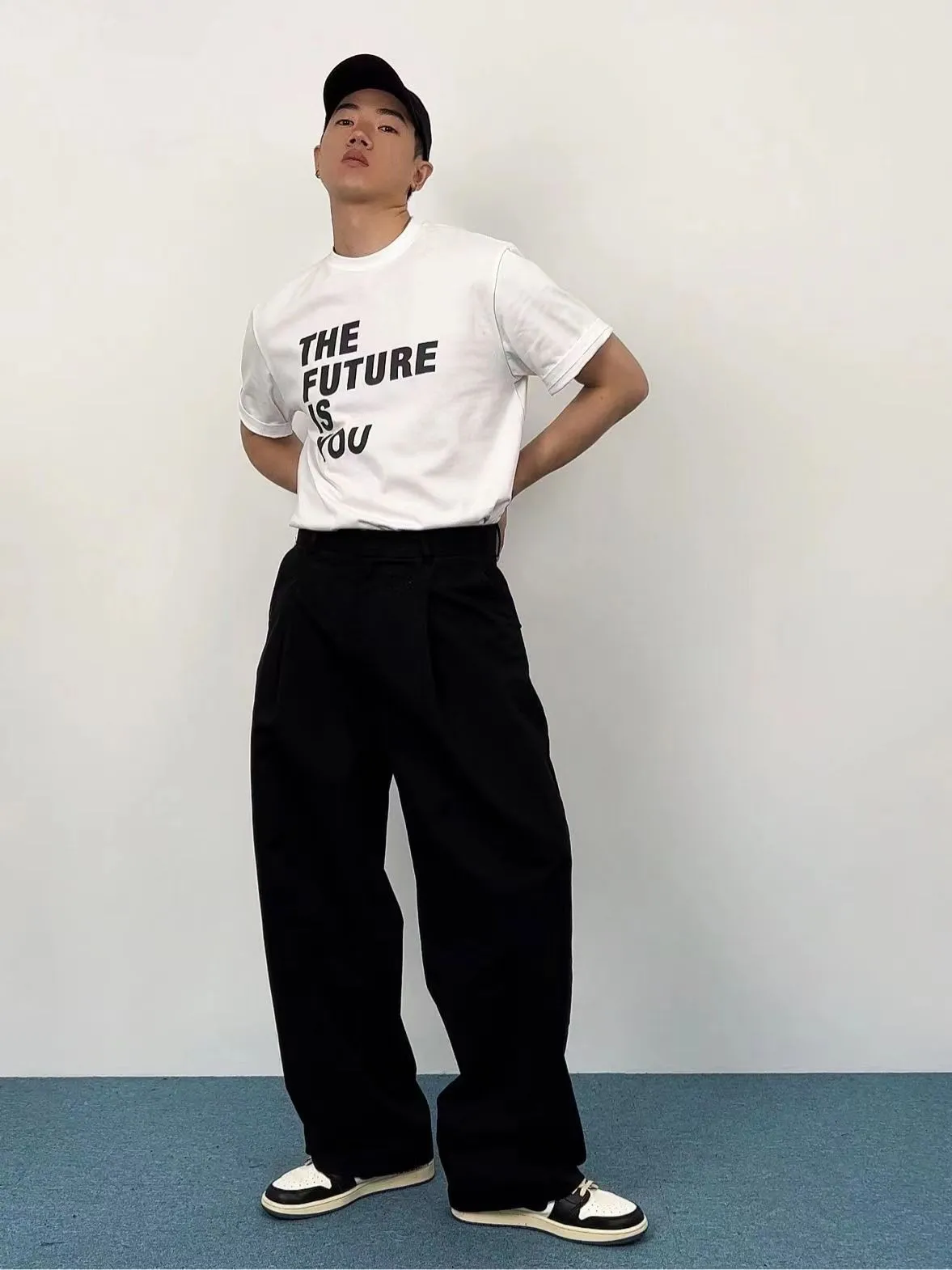 10月のオフィスカジュアルで迷わない、シンプルでスタイリッシュなTシャツ選びは？