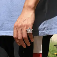 個性的な五角星デザインの男性用リング【ダイヤモンド装飾・煌めく仕上げ・ハイエンド】