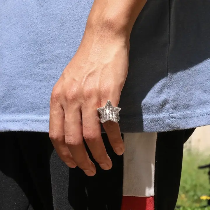 個性的な五角星デザインの男性用リング【ダイヤモンド装飾・煌めく仕上げ・ハイエンド】