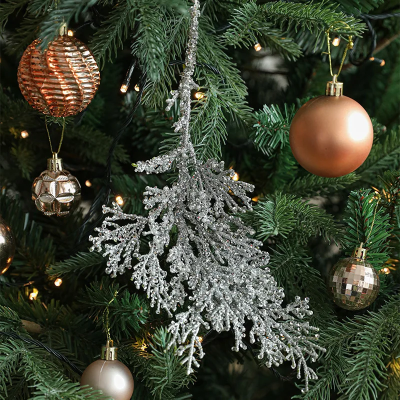 創造的な形のプラスチック製ヒノキの葉飾り：クリスマスツリーに最適なリーフモチーフの選定ガイド