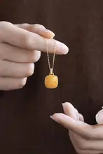 天然琥珀の蜜蜡ペンダントネックレス【ロシア製・チキンオイルイエロー・ロックボーンチェーン】