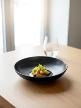 シンプルなマットブラックサラダボウル【大容量・深皿・陶器製・多用途】