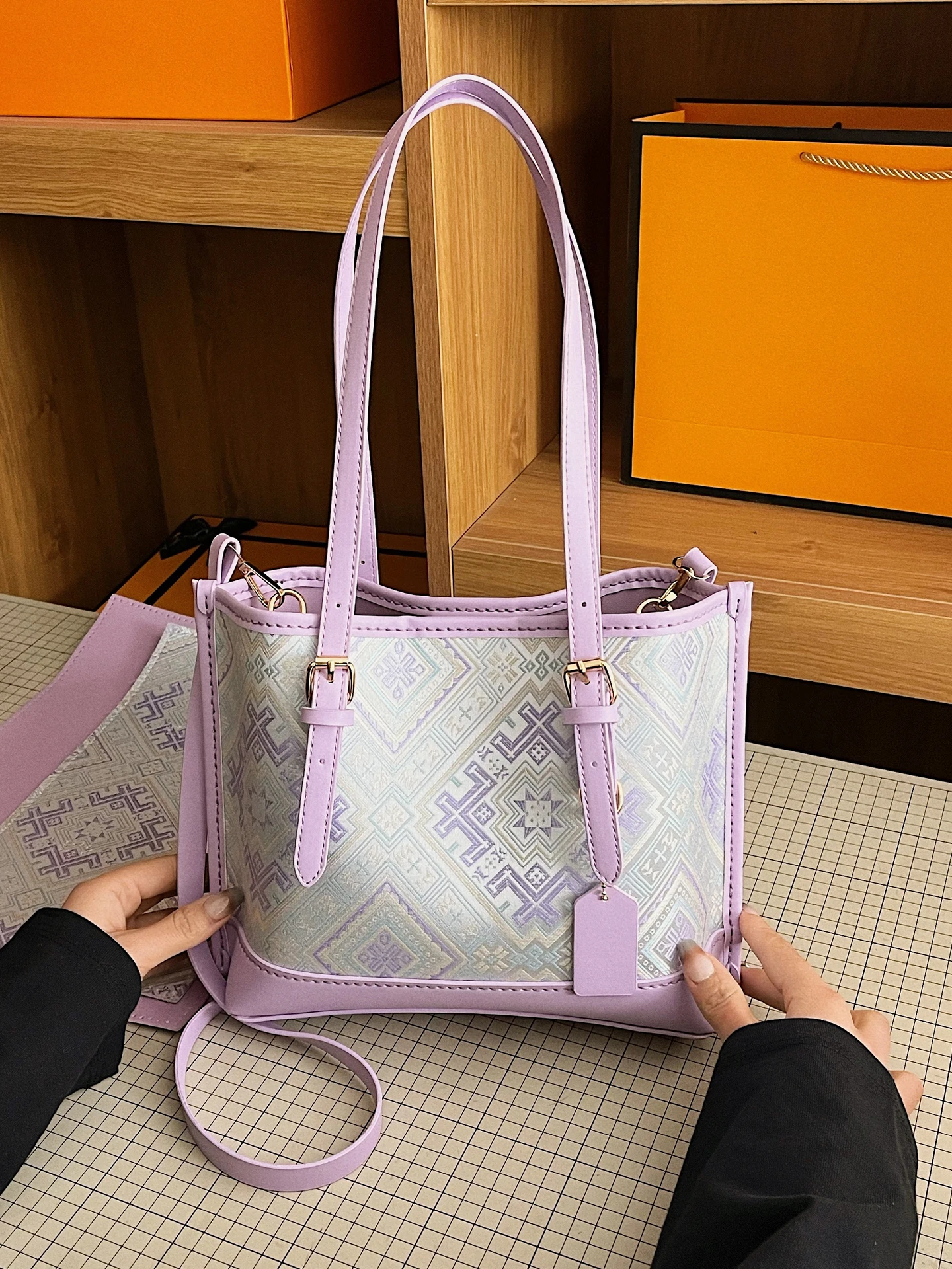 新中式刺繍トートバッグ：通勤・日常使い分けで選ぶ国風デザインの軽量レディースバッグ