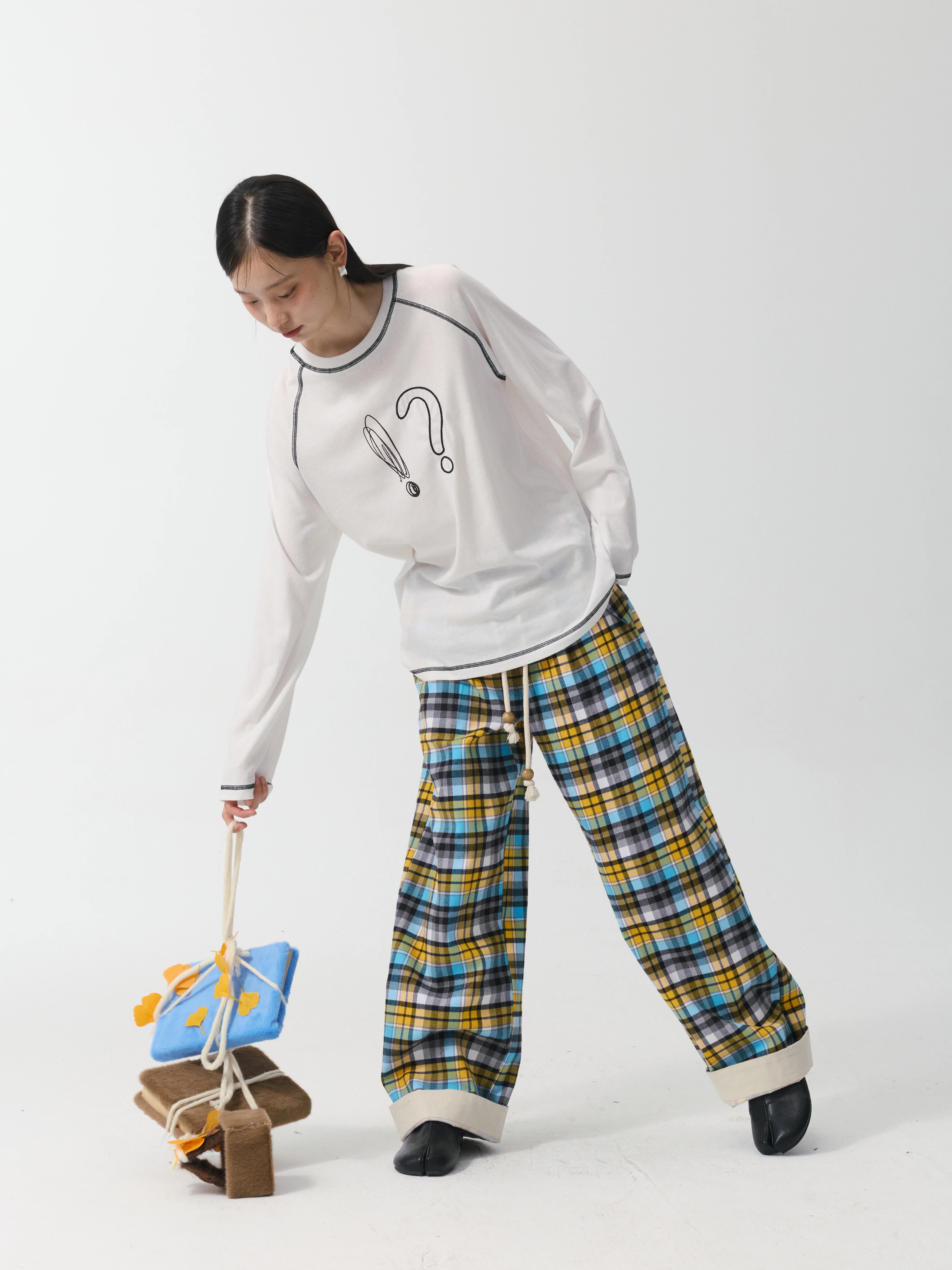 手描き刺繍入りスノーコットンTシャツ：女性向けのゆったりデザインとクリーンな素材の実用性