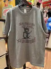 アメリカンビンテージデザインの猫プリントTシャツ【麻灰色・男女兼用・短袖】