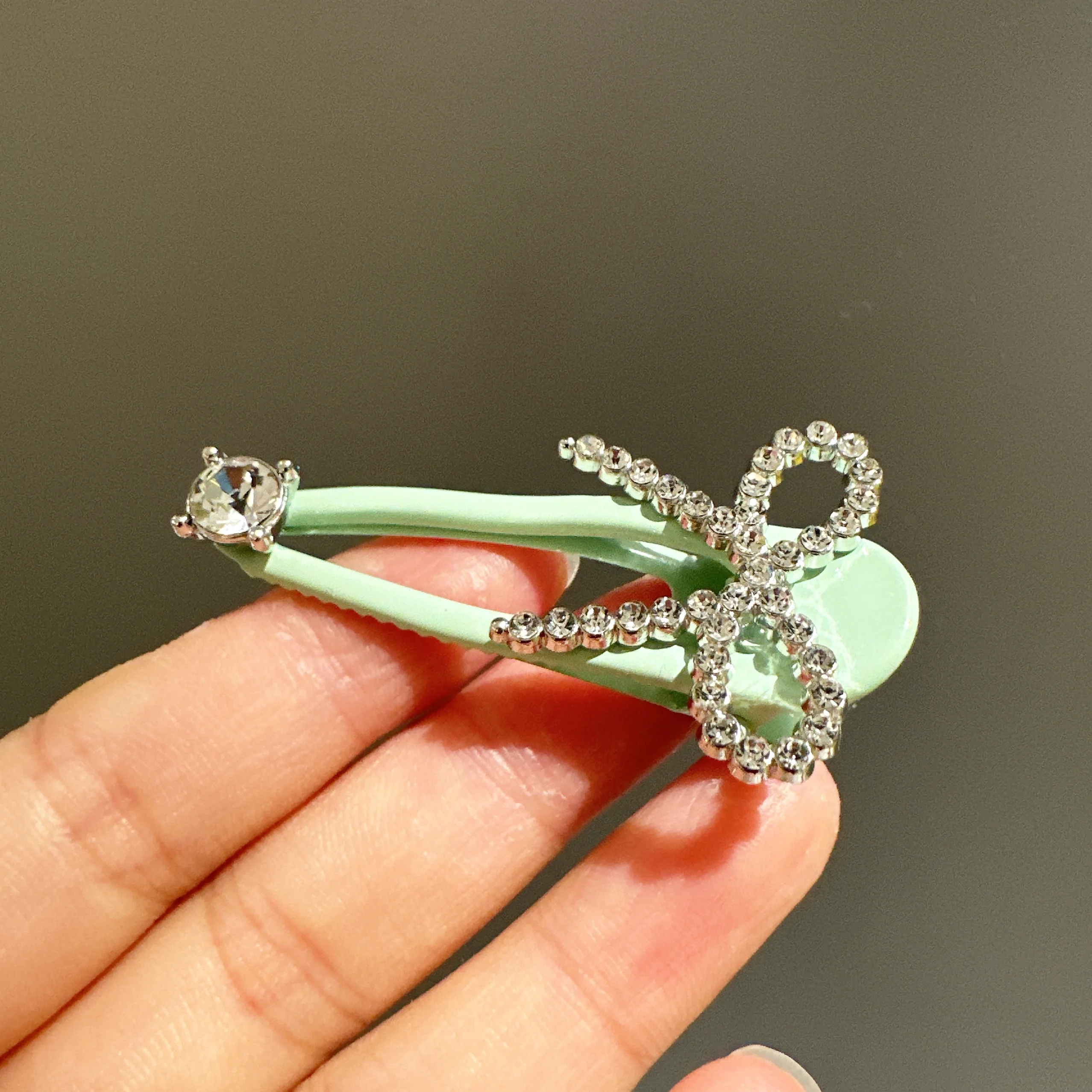 薄荷グリーンリボンヘアクリップ：合金镀金素材の高級感と実用性を徹底解説